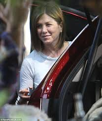 Jennifer aniston didn't have to look far for advice on her starring role in cake as a woman who suffers from extreme chronic pain after a horrible car crash. Jennifer Aniston Films Cake With Sam Worthington And Anna Kendrick Daily Mail Online