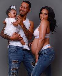 Pin By Semajajohnson On Family Family Maternity Photos Maternity Picture Outfits Family Maternity Pictures