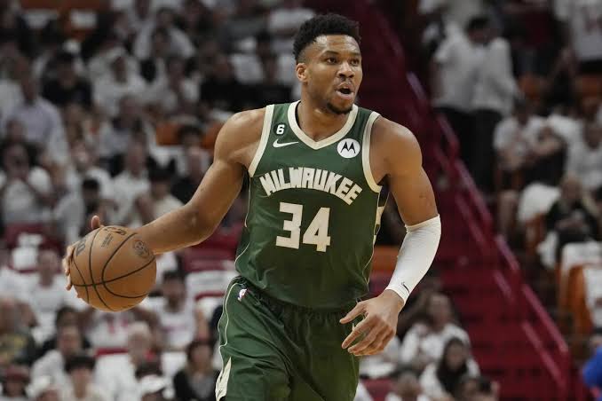 Giannis Antetokounmpo reportedly agrees to new Bucks contract - Los Angeles  Times