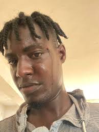 Lifè 10è sa fè egzateman 24è tan direktè Programasyon nou Zoe Tchak te  jwenn arestasyon li, apre yon post sou Facebook li te fè pou enfome  popilasyon an jan li te toujou