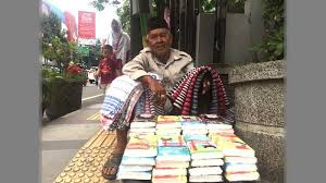 Tapi jangan khawatir para pembaca, karena kali ini saya tidur dengan seorang penjual jamu keliling gendongan. Kisah Kakek Kusnadi Penjual Tissu Lap Tangan Dan Keset Asongan Yang Ingin Punya Rumah Tribun Jabar