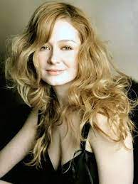 This unusual eyeshadow color popped up again on miranda. Miranda Otto