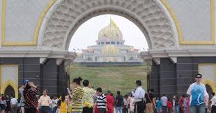 Penggunaan media elektronik sepeti whatapps, telegram, facebook, intagram, twitter dan sebagainya memeriahkan lagi ucapan selamat. Istana Negara Open House On First Day Of Aidilfitri