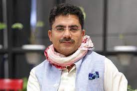 Presently rohit sardana, who has been the face of tv media for a long time, used to anchor the show 'dangal', which aired on 'aaj tak' news channel. Yqk78fl6lyooim
