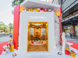 Pandora超巨「溫馨聖誕禮物屋」空降台中！潮模夏曼娣、李柔、杜姸帶你直擊最新IG爆紅景點，打卡還能換禮物，就是不讓你空手而歸！ | Vogue  Taiwan