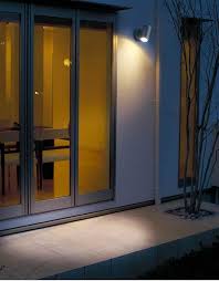 小泉照明 人感センサ付アウトドアスポット エクステリア 実例 設置イメージ集 照明のライティングファクトリー バルコニー照明 マンションのバルコニー インテリア 収納