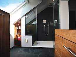 Mit vielen ideen gestaltete eine junge familie im zuge der renovierung des elternhauses das 30 jahre alte badezimmer unter dem dach komplett neu. 7 Tipps Fur Das Badezimmer Unterm Dach Bauen De