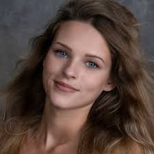 Laura Cummins's Instagram, Twitter & Facebook