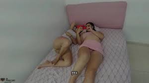 Viendo una película porno empiezo a tocar a mi hermanastra y terminamos  comiendo nuestros coños-LESBIANAS - XNXX.COM