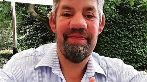 Doch als uwe seine frau im video sieht, bekommt er einen es sieht so aus, als ob es zumindest für uwe abel noch gesprächsbedarf gibt. Erstes Mal Ohne Seine Iris Ubersteht Uwe Abel Promi Bb Promiflash De