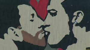 Messi tekende ook voor de vijfde treffer. Kunstenaar Schildert Zoenende Messi En Ronaldo In Barcelona Nu Het Laatste Nieuws Het Eerst Op Nu Nl