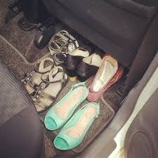 Awek baju kotak2 main dalam kereta; Siakap Keli Press Dah Lama Nk Tanya Kenapa Perempuan Suka Tinggalkan Kasut Kat Dalam Kereta Sajatanya Kredit Eca Dwinky Asha Facebook