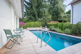 Ein eigener pool verspricht abkühlung an warmen sommertagen in privater atmosphäre, bereichert den garten um eine tolle freizeitaktivität und. Naturpool Im Kleinen Garten Bauen Lassen Haas Blog