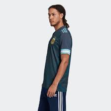 El uniforme alternativo se compone de un conjunto completamente negro, con tres bandas celestes y blancas a los costados de la camiseta, y tres. Camiseta Seleccion Argentina 2019 Suplente 63 Descuento Bosca Ec
