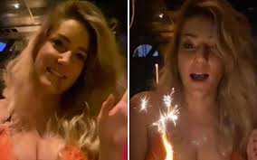 US Adrienne Airhart calls out prejudiced diner after she was body shamed  for the size of her breasts | 7NEWS