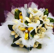 Il matrimonio è l'unione di sue persone che aprono un percoso di vita insieme. Bouquet Nozze Oro La Bottega Del Confetto