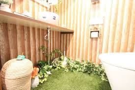 といれたす店舗のお客様用トイレを まるでお庭にトイレがあるような 遊び心いっぱいのトイレ にしました 全面に人工芝を置き 窓のような鏡 鳥の巣や鳥かごを置いて 中なのに外のようなトイレです 実際にご使用いただけます トイレ インテリア トイレ 植物