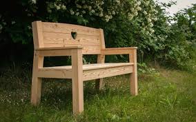 22 Tolle Design Ideen Fur Eine Gartenbank Aus Holz Gartenbank Holz Holzbank Garten Gartenmauer