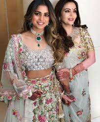 Mother Daughter Nita Ambani With Her Daughter Celebrity Outfits Fashion Indian Fashion