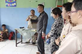 Walikotanya Kyai Siswa Mts Depok Belajar Di Lantai Tanpa Alas Kaki Depoknet