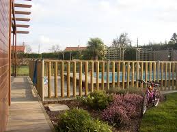 Jardiloisirs Propose La Vente De Cloture De Piscine En Bois Une Barriere Bois Facilement Ajustable Sur Mesure Qui S Piscine Bois Cloture Piscine Idees Jardin
