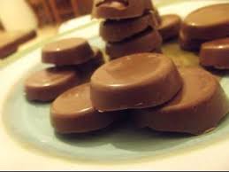 Palets Au Chocolat Au Lait Fourres A La Pate D Amande Recette Ptitchef Recette Chocolat Maison Faire Du Chocolat Chocolat