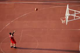 Mit 40 meter länge und 20 meter breite ist ein handball spielfeld um einiges größer als ein basketballfeld. Basketball Spielfeld Daten Fakten Spielregeln De