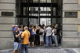 In february 2018, intesa sanpaolo announced their new business plan, which. Foto In Fila Al Monte Dei Pegni 4 Di 7 Napoli Repubblica It