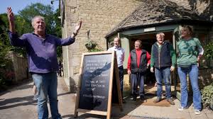 Jeremy Clarkson's new pub The Farmer's Dog opens in Oxfordshire - BBC News