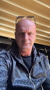 Të dashur banorë të Hajvalisë, Për ju që nuk e keni ditur se kush e mban  këtë faqe, jam unë, Albatrit Matoshi. Kjo është një iniciativë personale  dhe joprofitabile, e nisur një