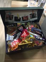 Aqui tem 75 ideias simples e baratas que agradam a todos os estilos de homens! Caixa Surpresa Para Namorado Caixinha Surpresa Para Namorado Surpresas Para Namorado Surpresa Para Namorado Simples