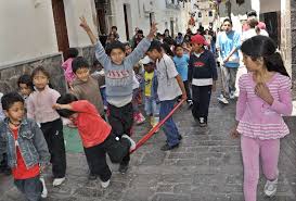 Juegos para niños en casa. Juegos Alegran A Ninos Que Visitan La Ronda Noticias De Quito La Hora Noticias De Ecuador Sus Provincias Y El Mundo