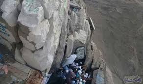 زائر يوثق صخور ا آيلة للسقوط أعلى قمة جبل النور في مكة Natural Landmarks Landmarks Mount Rushmore