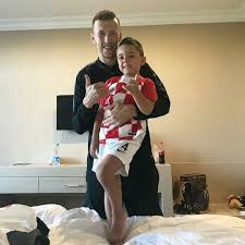 Crkveno vjenčanje par je organizirao u krugu najuže obitelji, a ceremoniju je predvodio don vinko beus u crkvi svetog mihovila koja je, inače, najstarija očuvana crkva na šolti. Footballers Wags Kids Ivan And Leonardo Perisic Pic Josipa Perisic