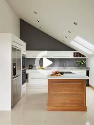 Kuche Dachschrage 50 Ideen Fur Ein Auffalliges Kuchendesign In 2020 Kuche Dachschrage Kuche Dachschrage Ideen Dachboden Renovierung