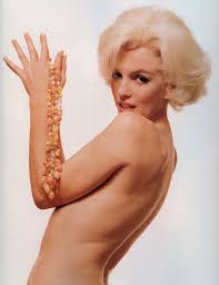 La sensualità fragile di Marilyn Monroe nelle foto di Bert Stern