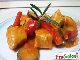Il pollo con i peperoni è un secondo piatto davvero squisito. Ricetta Bocconcini Di Pollo Con Zucchina Peperone E Panna Ricette Di Fragolosi