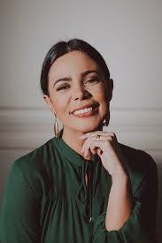 Helen Souza's Instagram, Twitter & Facebook