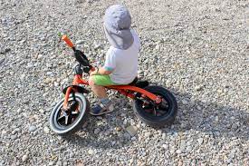 Motorische fähigkeiten und ein sicherer gang gelten als basis eines positiven spielerlebnisses mit einem laufrad. Das Erste Laufrad Ab Wann Laufrader Fur Kinder Geeignet Sind