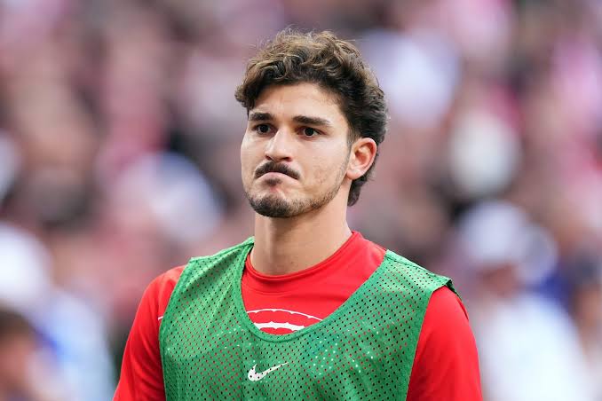 Julian Alvarez was whistled by Atletico Madrid fans. What happens now with  Barcelona and Arsenal interest? - The Athletic