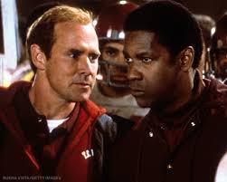 𝐘𝐨𝐮 𝐦𝐚𝐤𝐞 𝐬𝐮𝐫𝐞 𝐭𝐡𝐞𝐲 𝐫𝐞𝐦𝐞𝐦𝐛𝐞𝐫, 𝐟𝐨𝐫𝐞𝐯𝐞𝐫, 𝐭𝐡𝐞  𝐧𝐢𝐠𝐡𝐭 𝐭𝐡𝐞𝐲 𝐩𝐥𝐚𝐲𝐞𝐝 𝐭𝐡𝐞 𝐓𝐢𝐭𝐚𝐧𝐬!" 20 years ago,  Remember The Titans was released 🙌