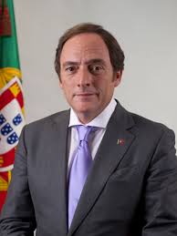 Aqui lhe deixo as saudações leoninas e votos de rápida convalescença e total recuperação. Paulo Portas Wikipedia A Enciclopedia Livre