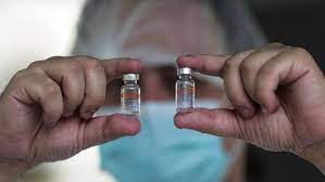 Aşı olmak isteyen vatandaşlar sinovac aşısının yan etkilerini ve koruyuculuğu hakkında araştırma yapıyor. Sinovac Kovid 19 Asisi Icin Ucuncu Faz Bulgularini Yayimladi Bloomberg Ht