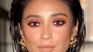 It's no secret that we're obsessed with monochromatic makeup looks.whether we're matching our lipstick to our blush or our lipstick and blush to our eyeshadow, we're all about a unified look.one of our favorite makeup colors of the moment is burgundy. 9 Ways To Wear Burgundy Eyeshadow