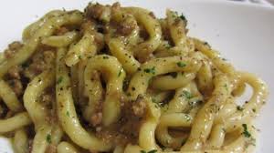 Le pappardelle al ragù di cinghiale sono un robusto primo piatto di origine toscana preparate con un saporito ragù di cinghiale. I Pici Al Ragu Di Cinghiale La Repubblica