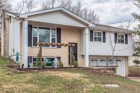 27 Raintree Ct Fenton Mo 63026 In 2020 Split Foyer Large Family Rooms Property