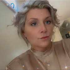 Decorating a dining room with AI assistance