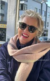 Feliz navidad para ti alomejor te mereces todo ese amor que te dan y  sientes en el ♥