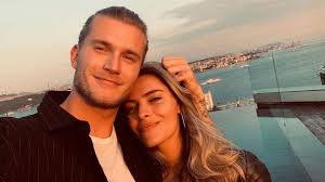 Una chica playboy con un historial amoroso muy musical. Bei Loris Karius Fuhlt Sich Sophia Thomalla Zu Hause Promiflash De