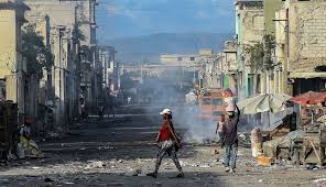 Miles de personas a la espera de comida luego del lamentable terremoto sucedido en haití el pasado mes de enero, muchas consecuencias y hechos negativos son los que se hacen presentes en. Haiti Diez Anos Despues Del Terremoto Haiti Todavia Sufre Las Consecuencias Internacional Caracol Radio